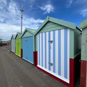 https://spacious-2-bed-flat-central-hove-with-beach-hut.brighton-hotels-england.com