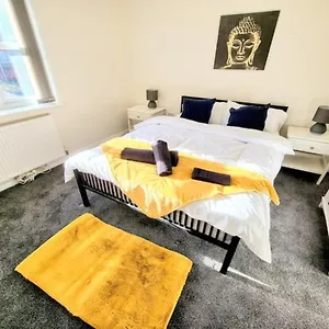 Apartment Large Modern House With Private Parking, Heeley
